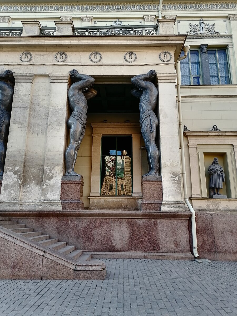 Атланты на Миллионной улице, Санкт-Петербург 