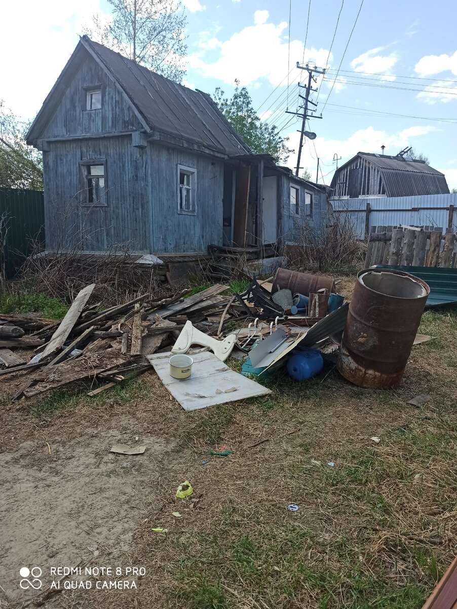 Личное фото.  "Группировала" металл в центре участка