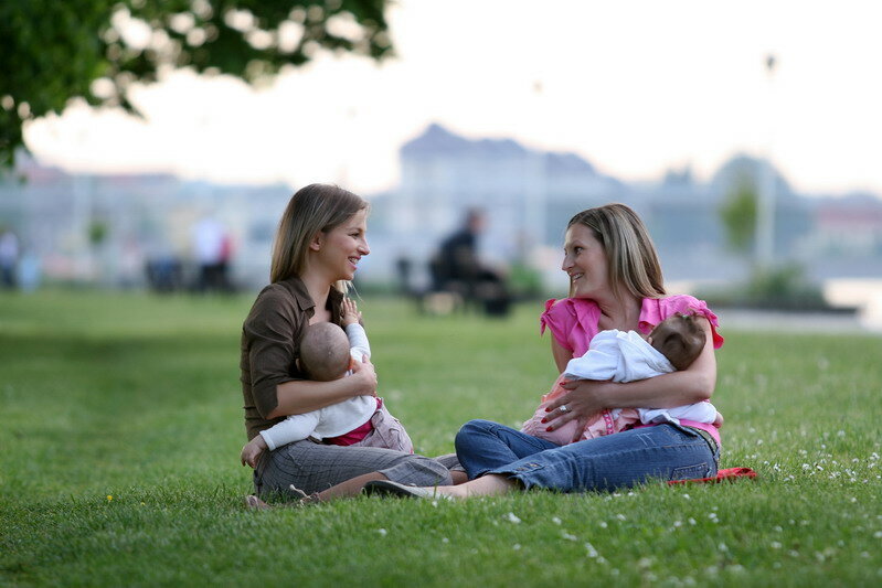 Иллюстративная фотография на тему "Практики публичного грудного вскармливания" /  Источник: Яндекс.Картинки 