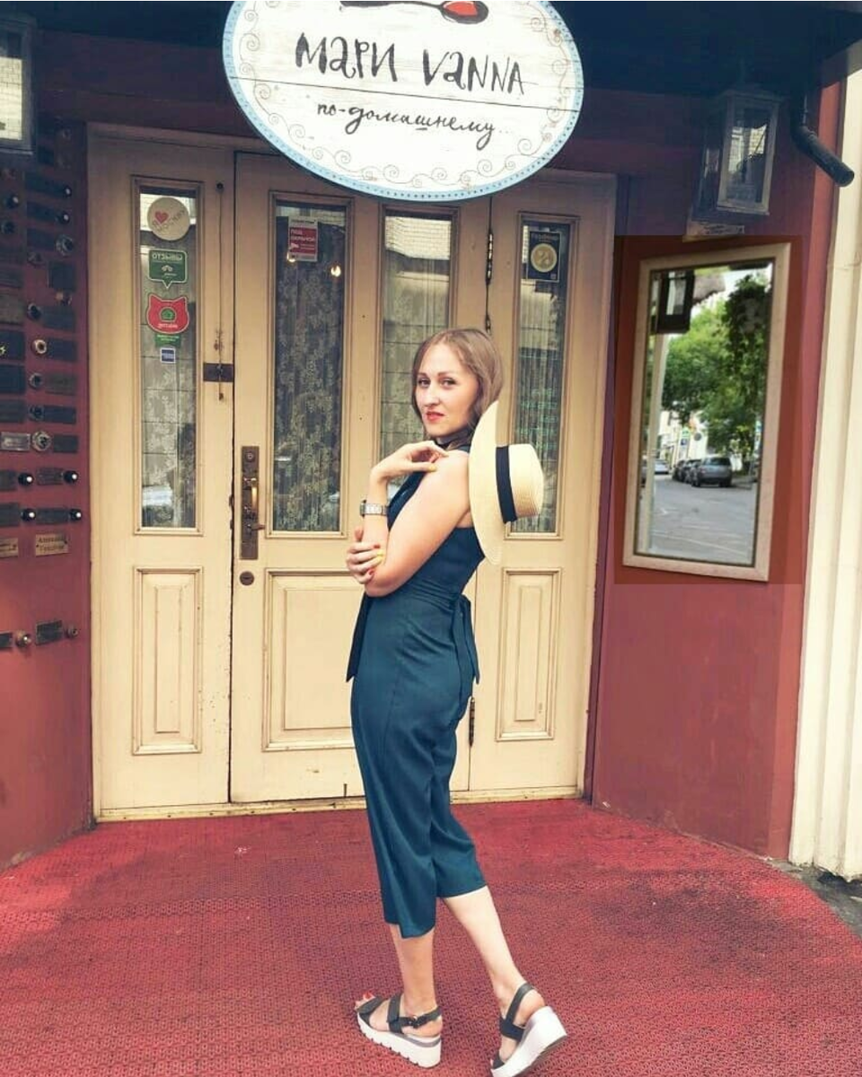 Я часто ношу  шляпу не на голове, а на ленте за спиной. Но даже в таком варианте она круто справляется с ролью стильной штучки. 