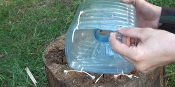 Если хотите более крупный улов можно отрезать горлышко. Да и лучше всего бросить несколько камней в бутылку для устойчивости под водой.