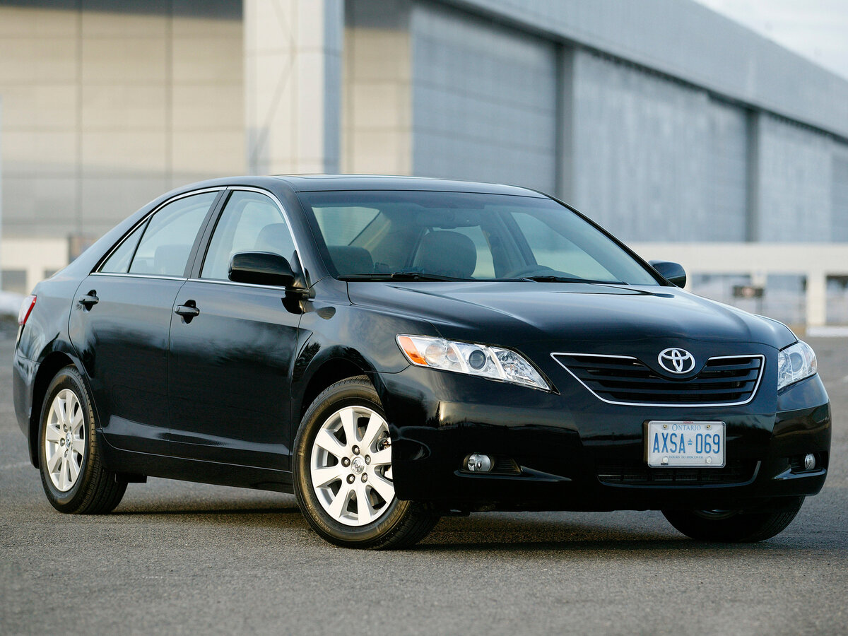 Наш рейтинг открывает знаменитый «японец» Toyota Camry. По мнению многих экспертов, этот автомобиль максимально отвечает термину «неубиваемый». Камри отличает прочность и надёжность всех его узлов и деталей (при выборе машины большинство потребителей покупает именно её, так как количество заявлений о поломках Камри очень невелико). Даже при приобретении этой модели Toyota в подержанном состоянии, вероятность поломки очень небольшая. Регулярно производите замену масла, меняйте лампы в фарах, а остальное приходит в негодность достаточно редко. Чтобы автомобиль служил долго и без ремонтов, необходимо чётко соблюдать правила его эксплуатации. 