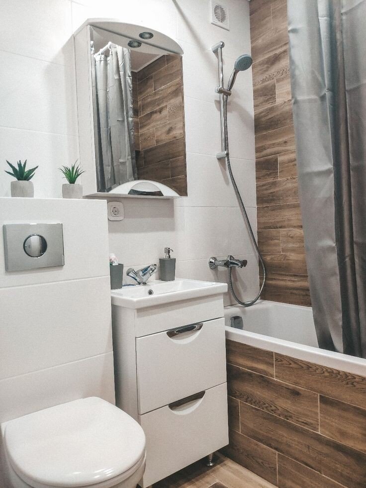 Отличное сочетание белых стен, сантехники и плитки "под дерево".