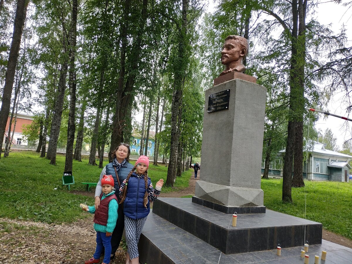 У памятника нашего предка - художника Ф.М.Вахрушева