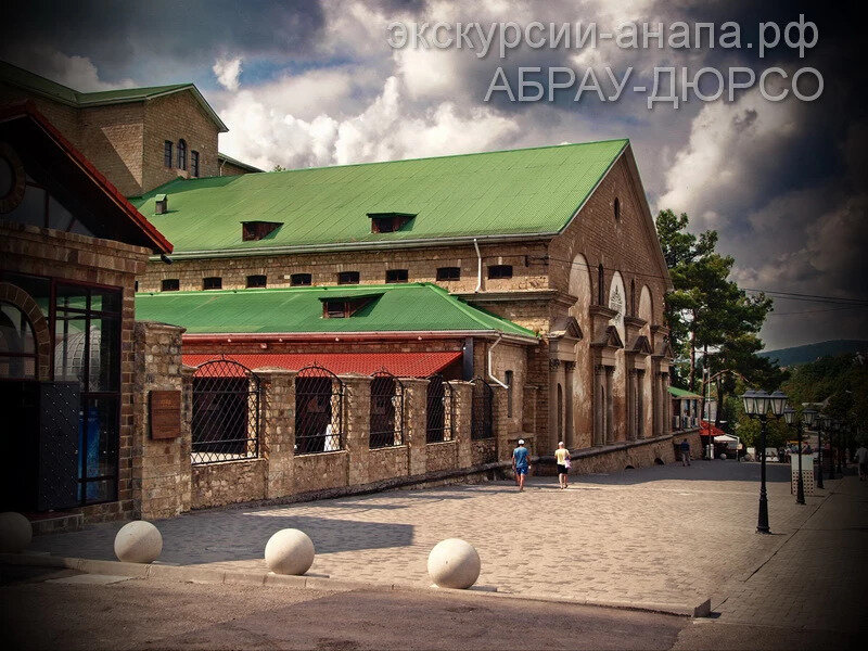 Центральный вход в старое здание. фото автора