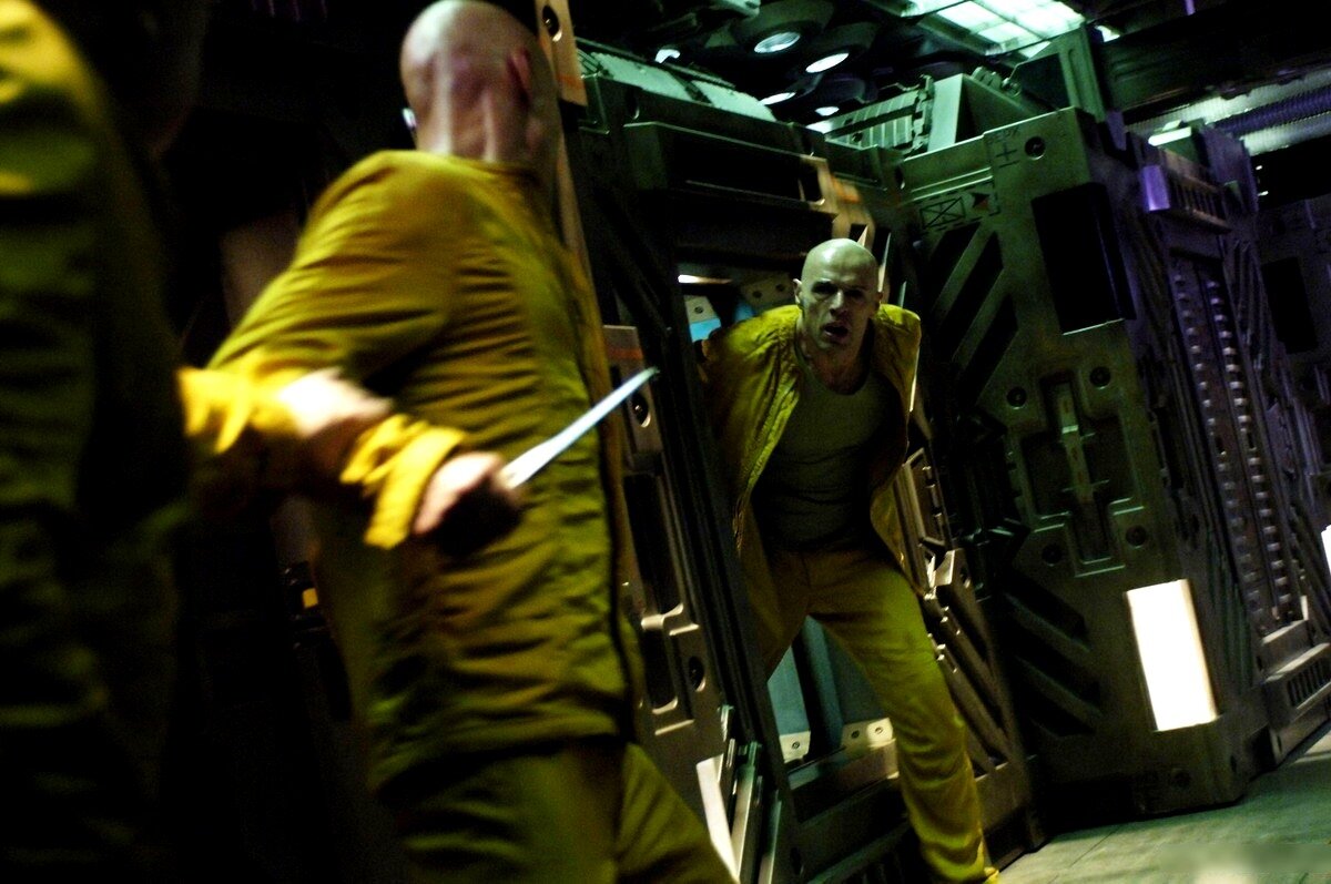 Будь у авторов фильма больше денег на спецэффекты, то заточка у космических зеков была бы лазерная, ну а так - всего лишь олдскульная.