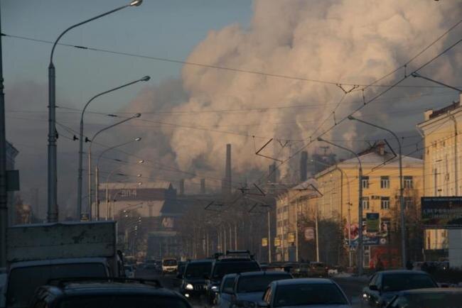 
Промышленный город с угледобывающим уклоном. В связи с этим в городе велико атмосферное загрязнение, специалисты оценивают некоторые показатели примесей в 3-6 раз превышающие нормы.