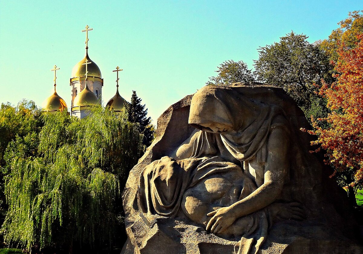 Скорбящая мать москва. Горельеф «Скорбящей матери-родине». Скорбящая мать Симферополь. Скорбящая мать Козельск. Скорбящая мать Краснодон.