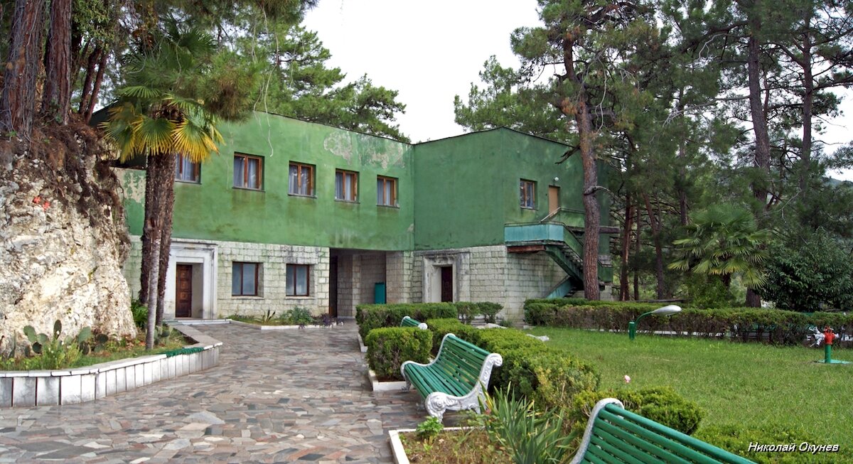 1. Начнём осмотр дачи снаружи, вот на этой площадке перед домом собираются экскурсионные группы.