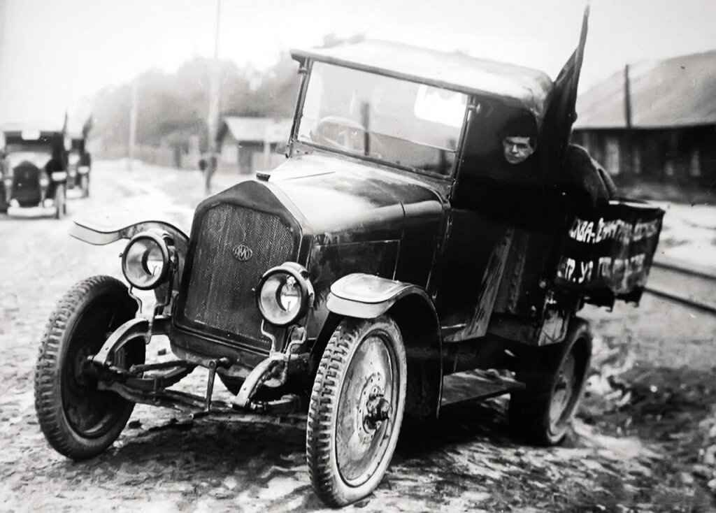 АМО-Ф-15 (1924−1927), автомобиль первой промышленной серии. 