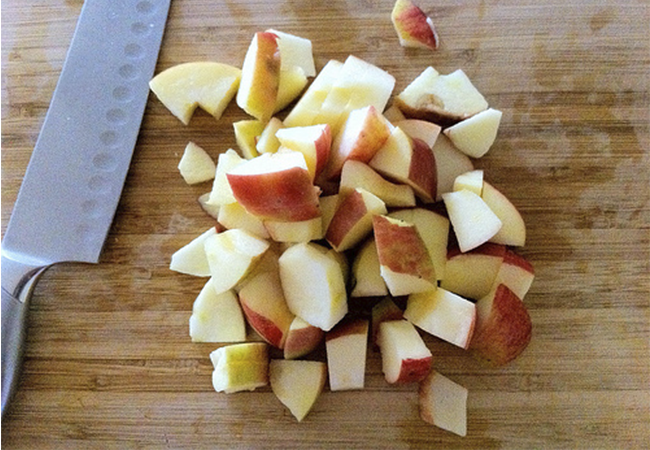 1. очистите яблоки от кожуры и сердцевины и нарежьте кубиком. 