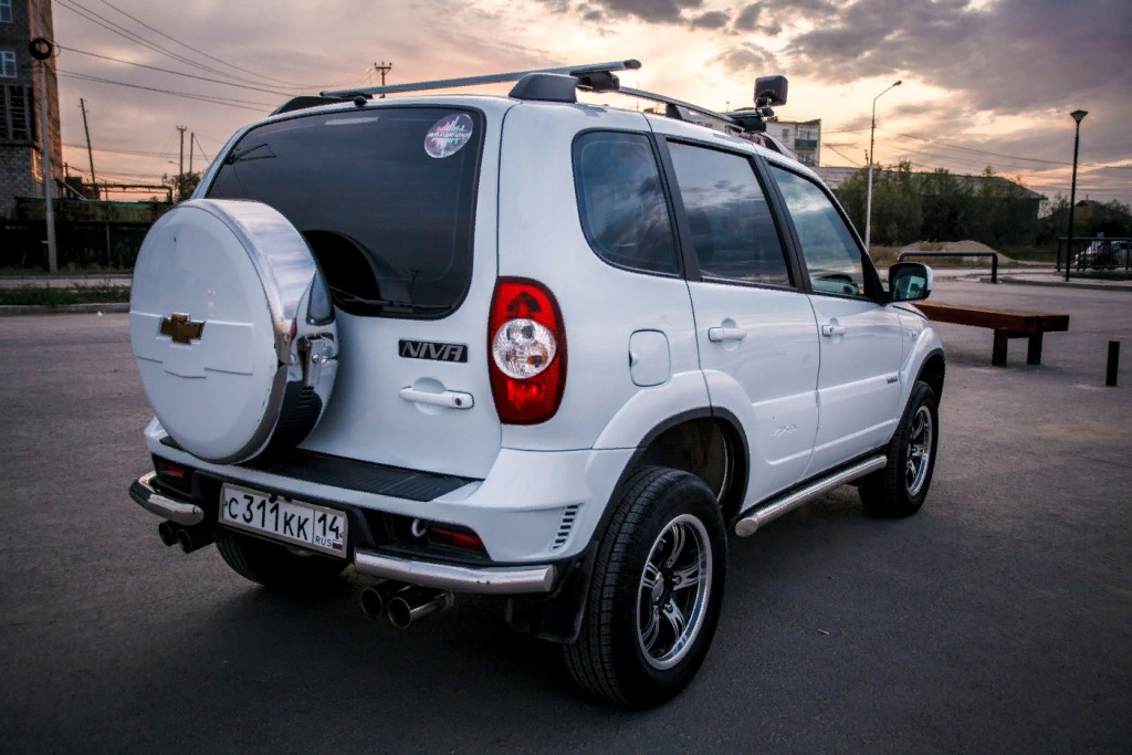 Тюнинг шевроле нива. Chevrolet Niva Tuning. Шевроле Нива 2008 обвес. Тюнинговая Нива Шевроле. Нива Шевроле с787ра152.