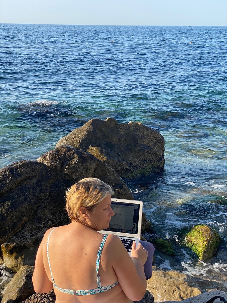 С компьютером я не расстаюсь даже на море:) Работать, глядя на волны, одно удовольствие.