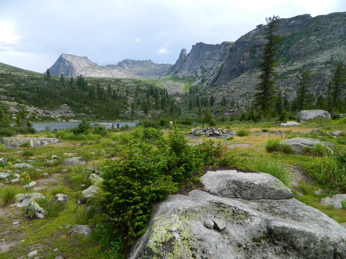 Озеро Радужное. Вид на "Спящий Саян".