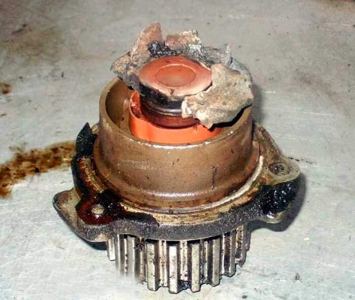 Она обеспечивает, например, движение охлаждающей жидкости системе. 