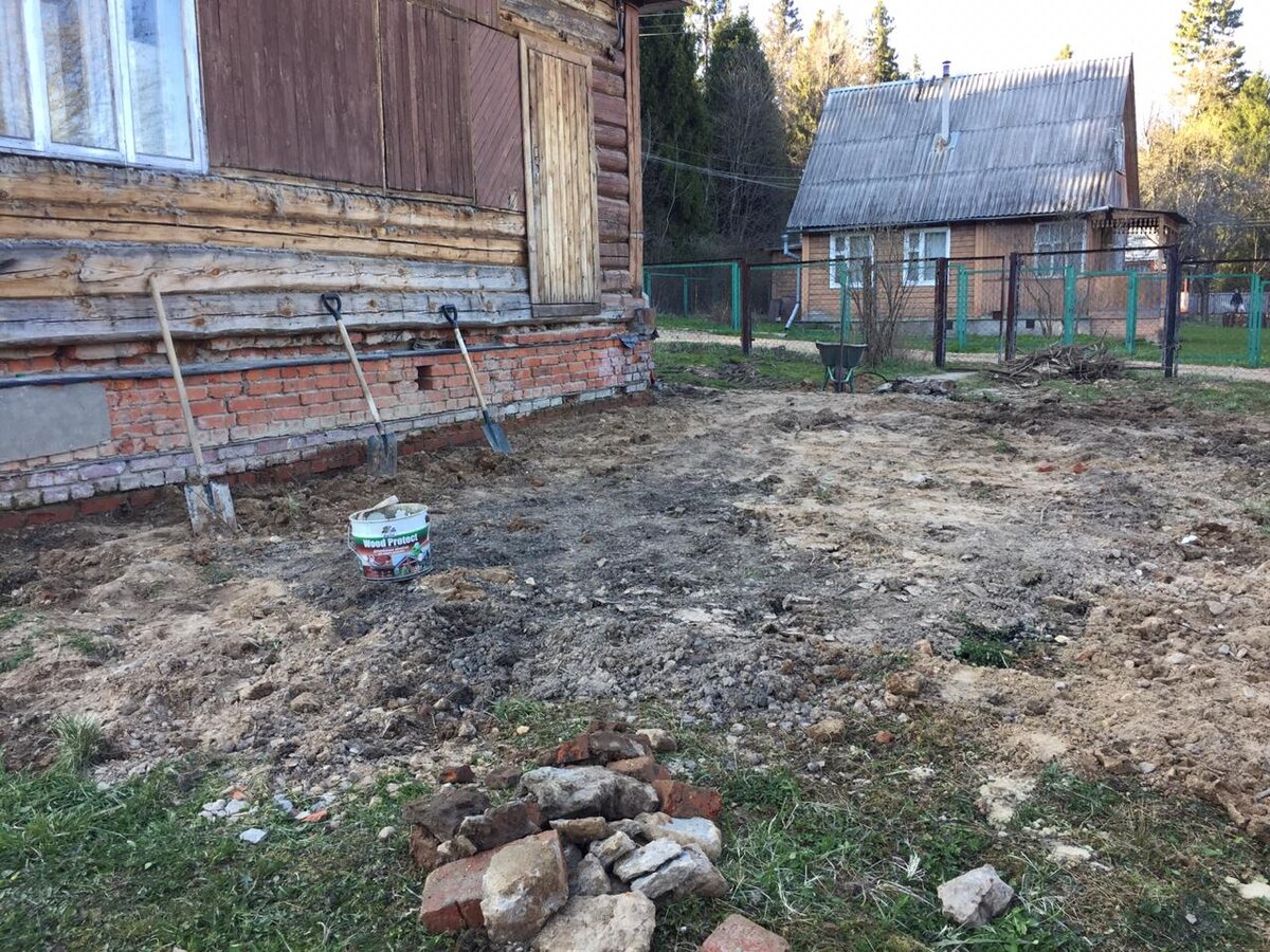 На этом месте мы собрались строить пристройку в мае этого года. Листайте влево 