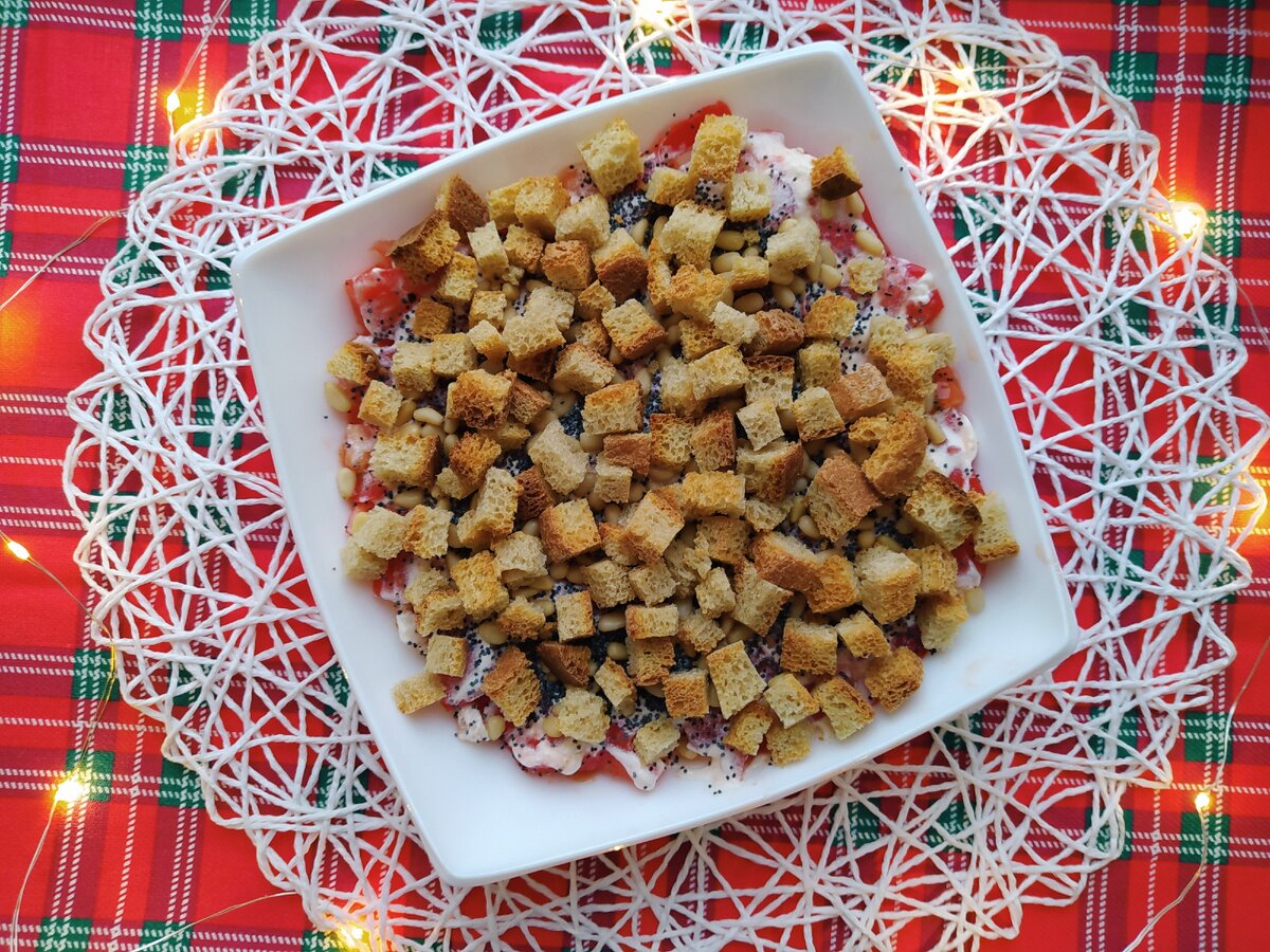 Салат с курицей и маком рецепт. Салат с маком и сухариками. Салат с курицей и маком рецепт. Салат с маком и помидорами. Салат под кайфом с маком и с сухариками.