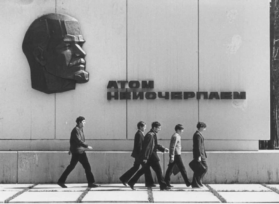 Стена в побелке, Буквы металл, голова гипс. 