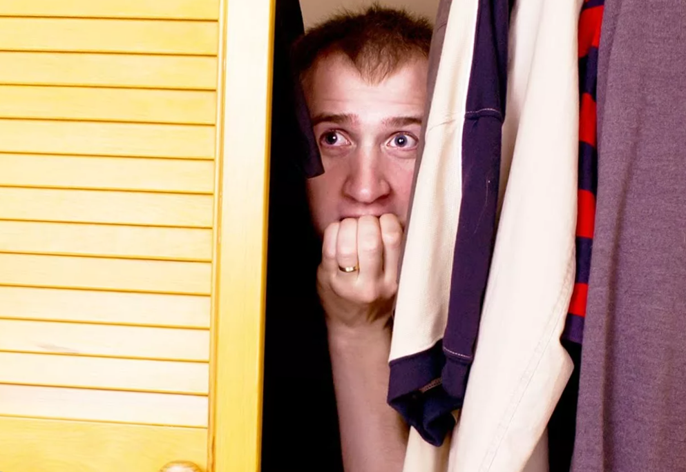 Спрятался в шкафу. Человек шкаф. Фобии. Мужчина шкаф. Сидит в шкафу.