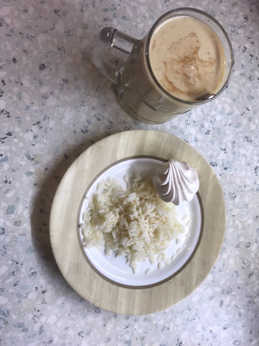 Зефирка 151 ккал, рис 140 ккал, кофе 100 ккал.  Итог: 391