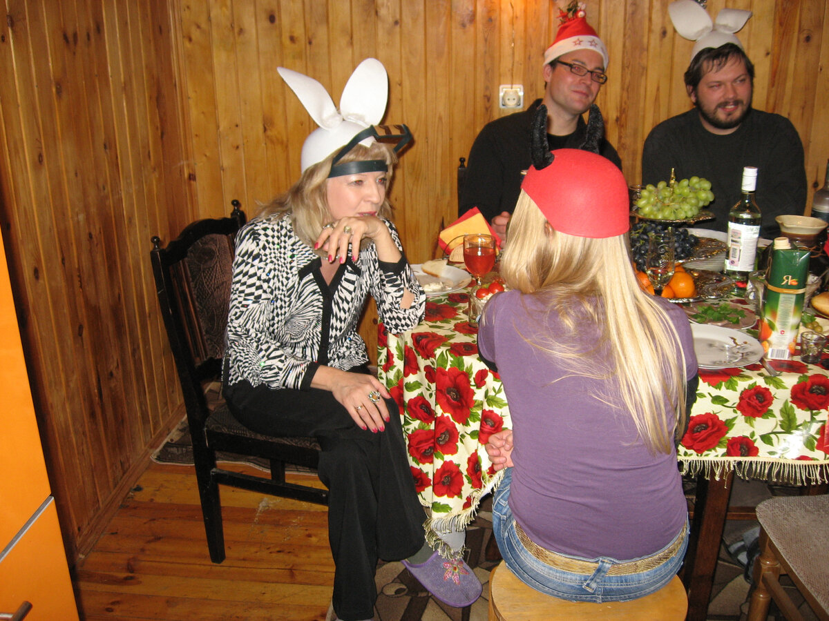 Забавно - в налобной лупе и с заячьими ушками. Фото из личного архива. 