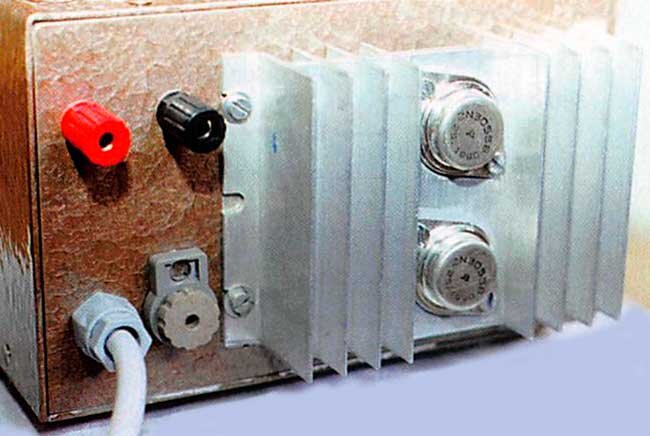 Вид сзади на блок питания, расположение транзисторов на радиаторе