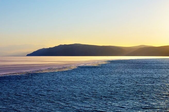 Кто-то считает виновником соли древние вулканы, кто-то, наоборот, что соль приносят в океаны реки и моря.