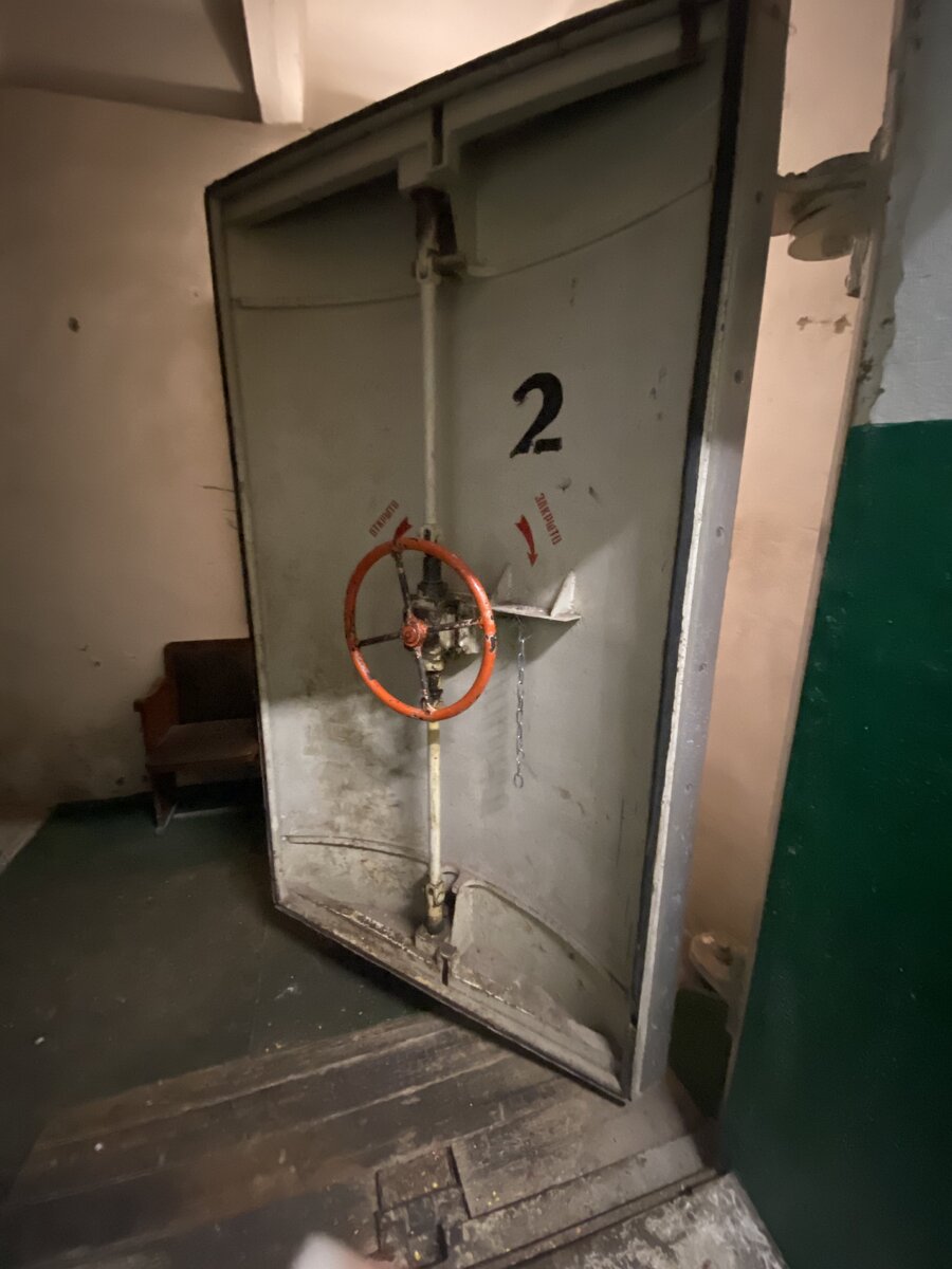 вход в бомбоубежище через две массивные, тяжеленные  двери