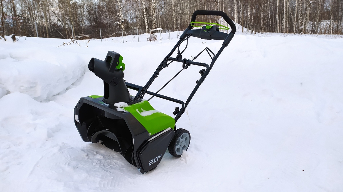 Снегоуборщик GREENWORKS. Цена без скидок по состоянию на начало 2021г - примерно 10 т.р.