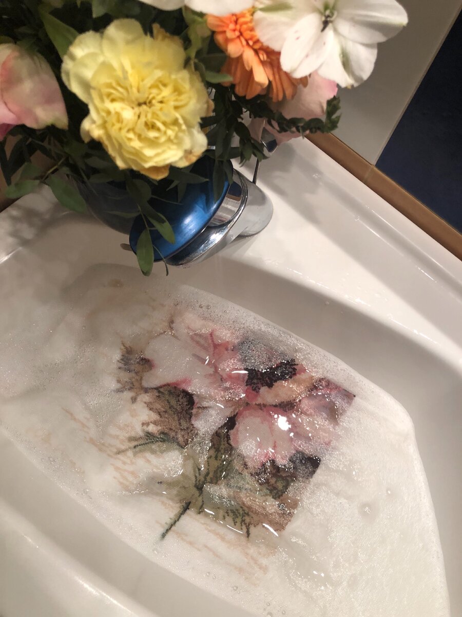 Фото автора. Процесс стирки вышивки от Lanarte Белый мак