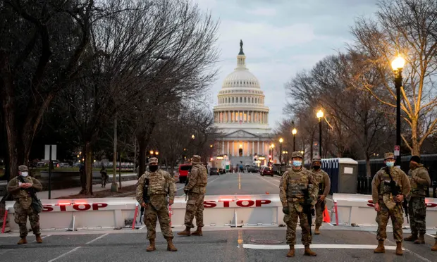 Военнослужащие нацгвардии США на охране Капитолия. Фото https://www.theguardian.com/us-news/2021/jan/18/fbi-national-guard-biden-inauguration-trump-washington