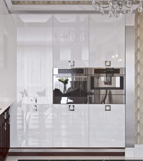 Пыль, отпечатки пальцев, жир – грязь на фасадах и недостаточная уборка будут более заметны на глянце