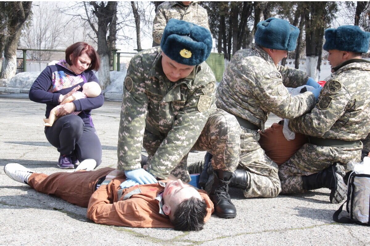Помощь раненым военнослужащим. Оказание первой помощи в армии. Травматизм военнослужащих. Оказание медицинской помощи военные. Оказание медицинской помощи военнослужащим