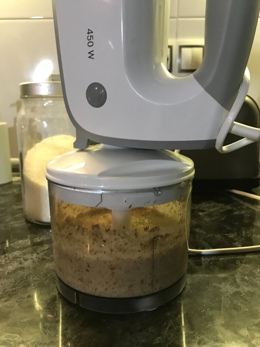 Миндаль смешивается в блендере с яйцами и сахаром