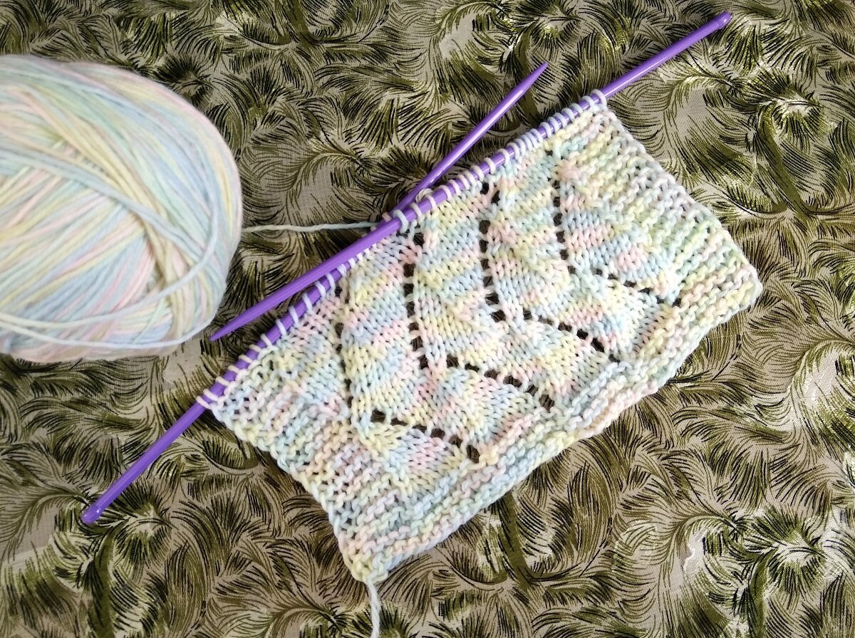 Ажурный геометрический узор.