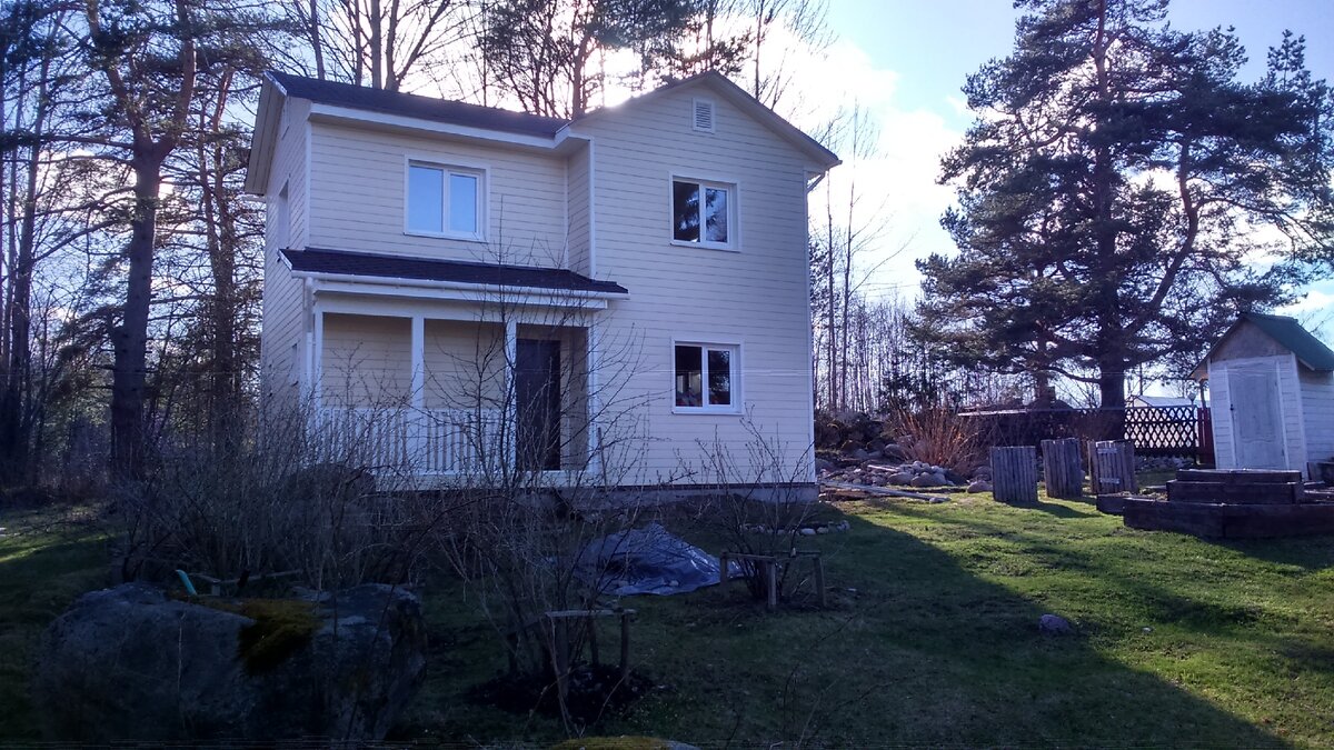 Фото автора: траншея под трубу водоснабжения была прокопана от правого угла дома до колодца (маленький домик справа)