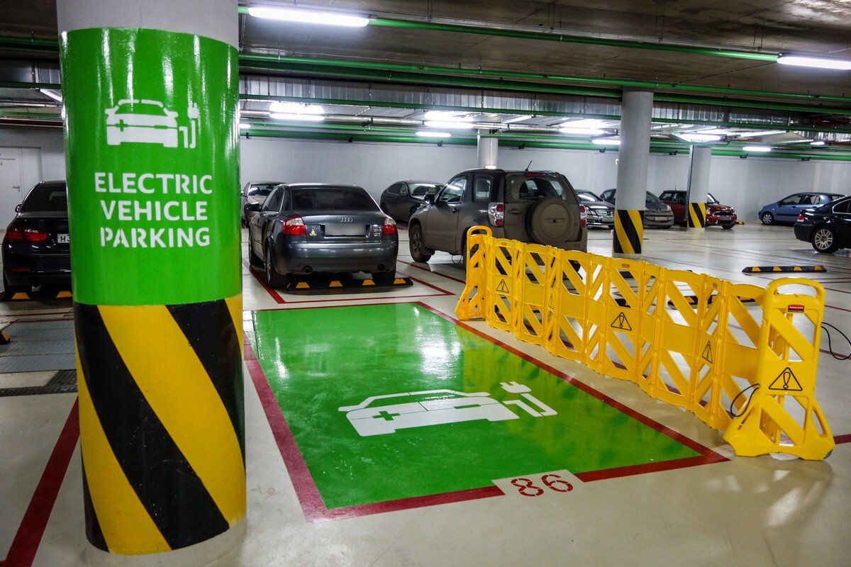 Машиноместо оформление. Зарядка для электромобиля в паркинге. Парковка для электромобилей. Зарядные станции для электромобилей на подземной парковке. Зарядные станции для электромобилей в подземном паркинге.