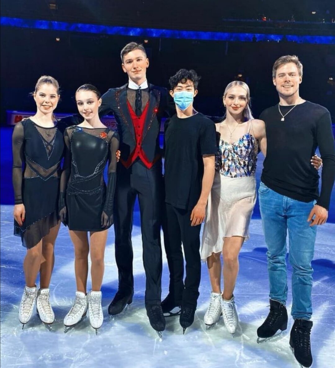 На прощедшем ЧМ в Стокгольме лишь Чену удалось увезти золото не в Россию. На фото золотые медалисты. Слева направо (Анастасия Мишина, Анна Щербакова, Александр Галлямов, Натан Чен, Виктория Синицина и Никита Кацалапов.) 