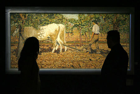 На этом рисунке: сотрудники  аукционного дома  Bonhams в Лондоне у   картины Джино Северини "Борозда",эстимейт 1,3 - 1,6 миллионов   долларов, 2008. ArtDaily.org