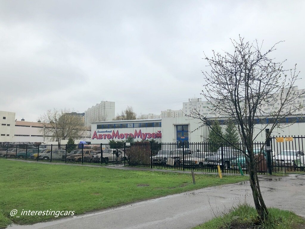 Мы смогли попасть в музей пасмурным, дождливым, холодным весенним днем. Стоимость посещения музея составляет 300 рублей. На сайте написано, что для льготных категорий имеются скидки. Но наш вопрос о льготных билетах, представитель музея как-будто бы не услышал, при том что мы повторили его дважды. Ну да ладно, пойдем как все люди , не обеднеем, как говорится