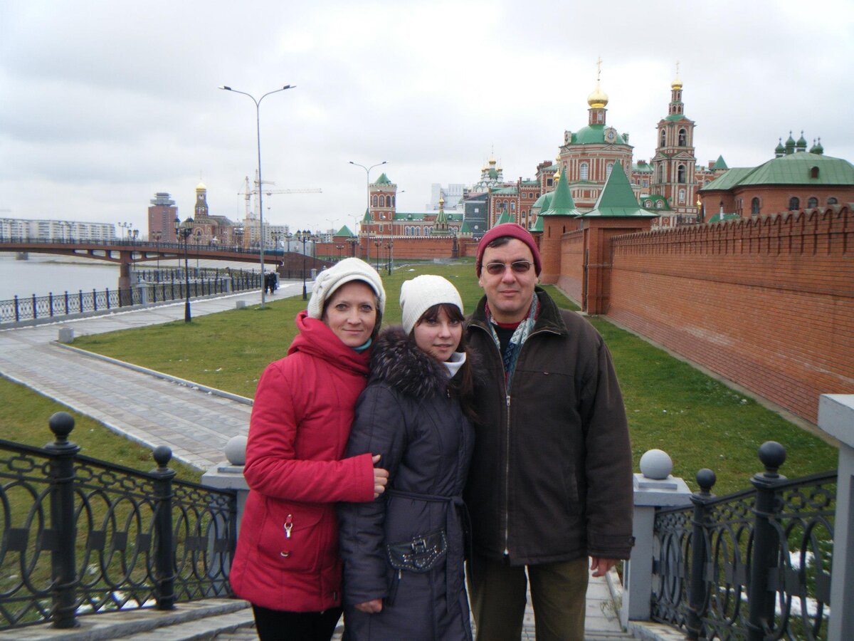Моя мама, я и Леон на набережной г.Йошкар-Ола в 2012 году