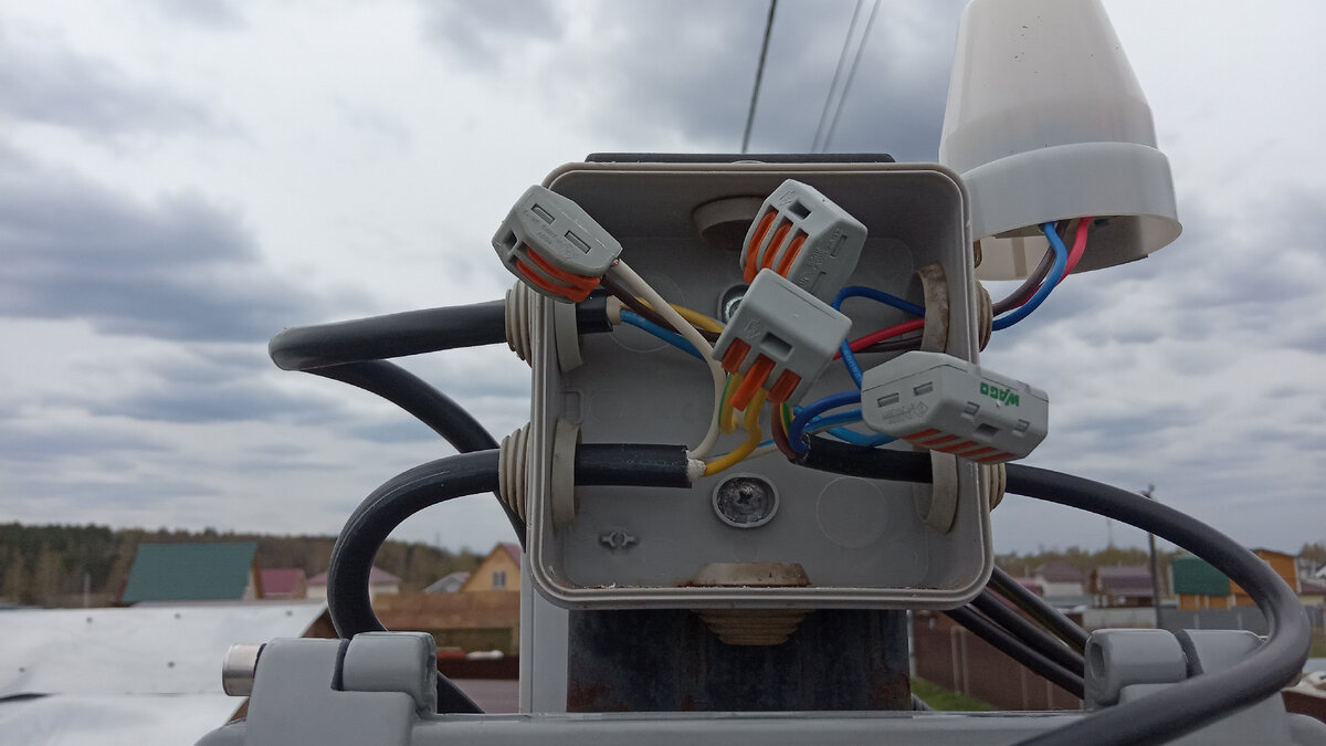 Распределительная коробка на столбе.