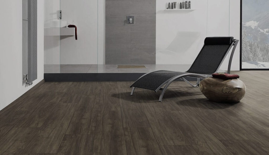 Пример комнаты с ламинатным покрытием пола