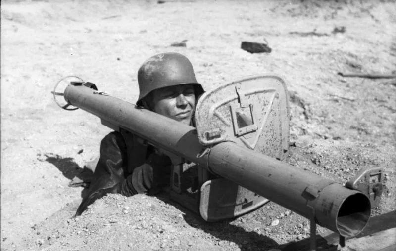 Солдат с панцершреком. https://upload.wikimedia.org/wikipedia/commons/c/c9/Bundesarchiv_Bild_101I-671-7483-29%2C_Reichsgebiet%2C_Soldat_mit_Panzerabwehrwaffe.jpg