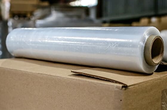 Когда стрейч-пленка наматывается на предметы ее накладывают внахлест с небольшим натяжением. Это способствует тому, что после укладки материал начинает сжиматься, пытаясь принять первоначальную форму, благодаря чему упаковочный слой уплотняется и обеспечивает надежную фиксацию без зазоров, а также исключает попадание на поверхность упакованного предмета влаги, пыли или грязи.