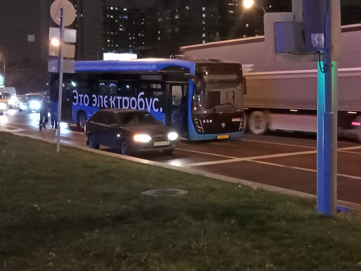 Фото автора. Электробус разрядился. Бывает. 😱