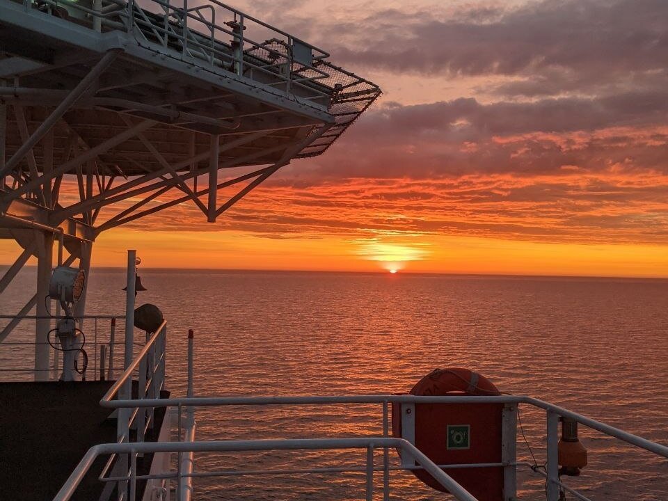 Небо красно с вечера - моряку бояться нечего.