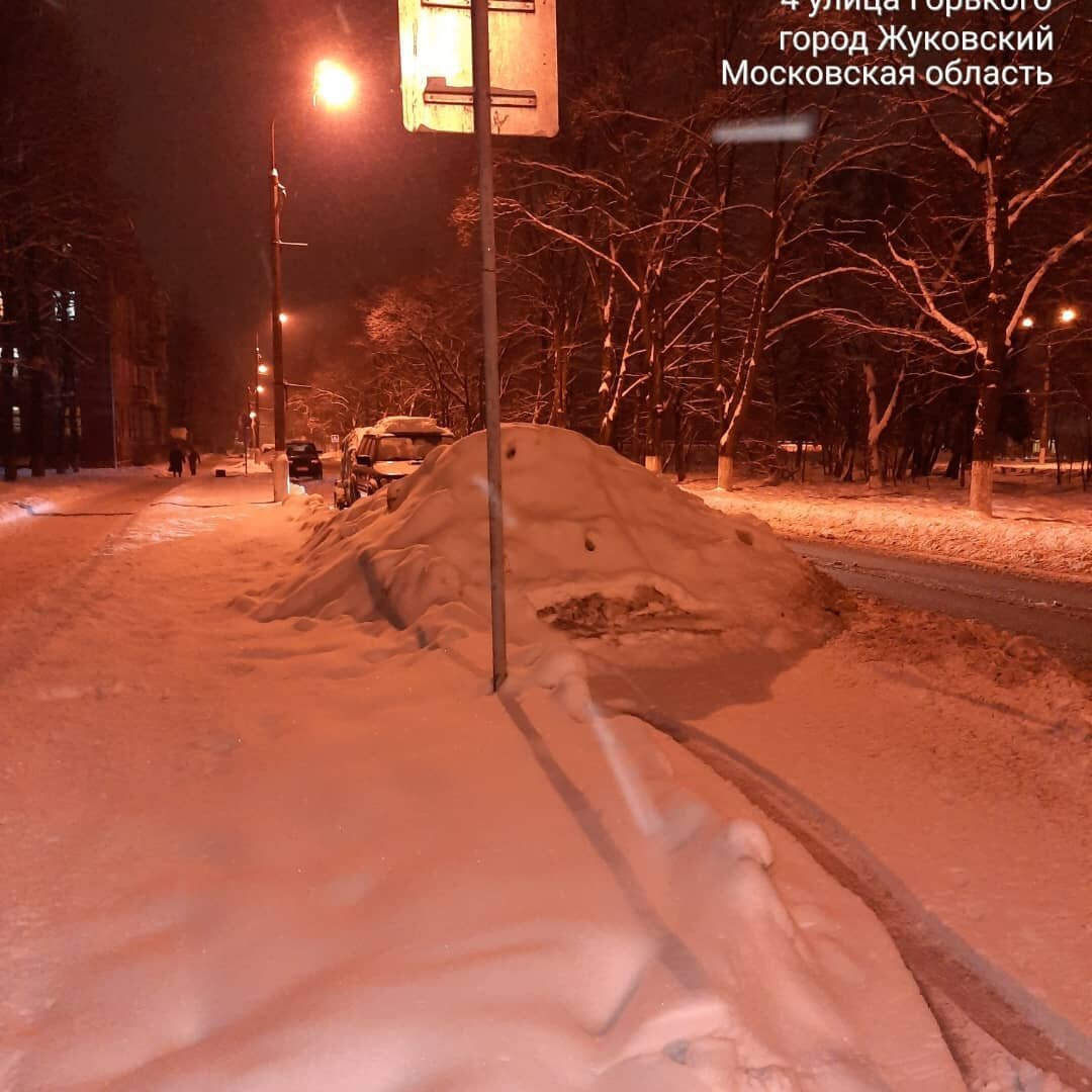 закрыто сугробом полотно дороги перед пешеходным переходом на бульваре города 