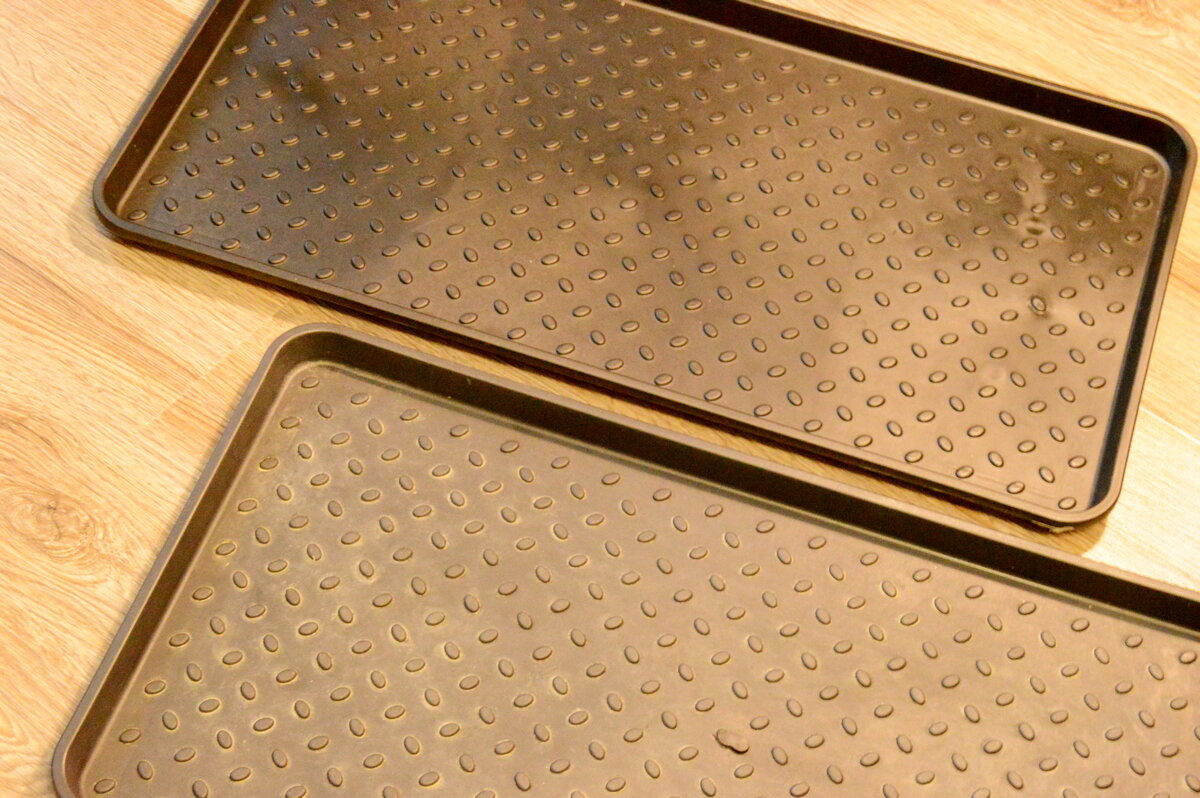 Новый поддон (сверху) и старый поддон (снизу)