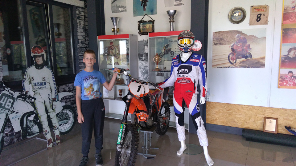 На втором ярусе выставки можно посмотреть и потрогать реальные гоночные байки